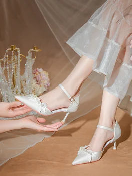 Fransız Düğün Ayakkabı Yüksek Gelin Yaprak İnciler Dekorasyon kadın 2021 Yeni Beyaz Saten Elbise Yüksek topuklu Kelime Toka Kayış Sandalet 0