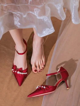 Fransız Düğün Ayakkabı Yüksek Gelin Yaprak İnciler Dekorasyon kadın 2021 Yeni Beyaz Saten Elbise Yüksek topuklu Kelime Toka Kayış Sandalet 2