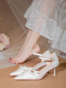 Fransız Düğün Ayakkabı Yüksek Gelin Yaprak İnciler Dekorasyon kadın 2021 Yeni Beyaz Saten Elbise Yüksek topuklu Kelime Toka Kayış Sandalet 3
