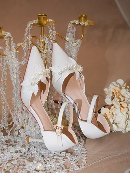 Fransız Düğün Ayakkabı Yüksek Gelin Yaprak İnciler Dekorasyon kadın 2021 Yeni Beyaz Saten Elbise Yüksek topuklu Kelime Toka Kayış Sandalet 4