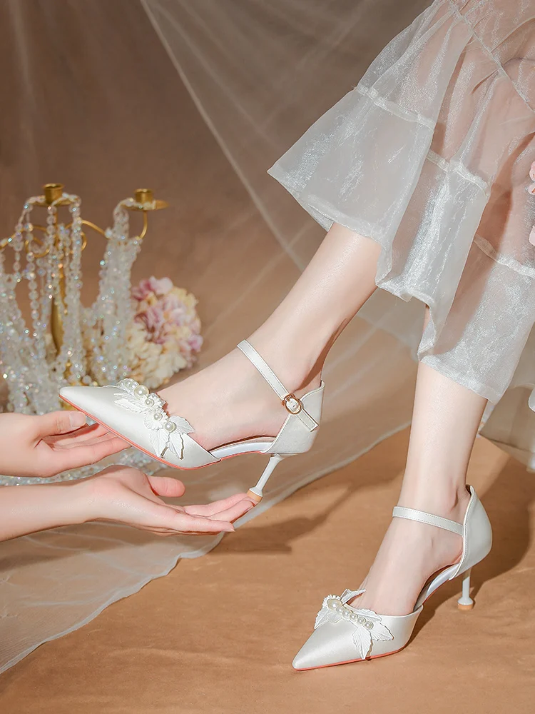 Fransız Düğün Ayakkabı Yüksek Gelin Yaprak İnciler Dekorasyon kadın 2021 Yeni Beyaz Saten Elbise Yüksek topuklu Kelime Toka Kayış Sandalet 0