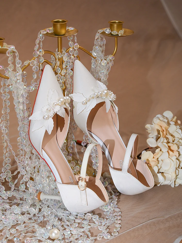 Fransız Düğün Ayakkabı Yüksek Gelin Yaprak İnciler Dekorasyon kadın 2021 Yeni Beyaz Saten Elbise Yüksek topuklu Kelime Toka Kayış Sandalet 1