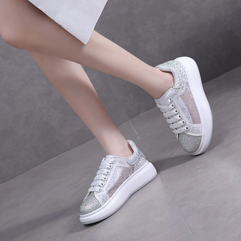 Moda küçük beyaz ayakkabı kadın 2021 yaz yeni moda kalın taban rahat nefes örgü çörek ayakkabı