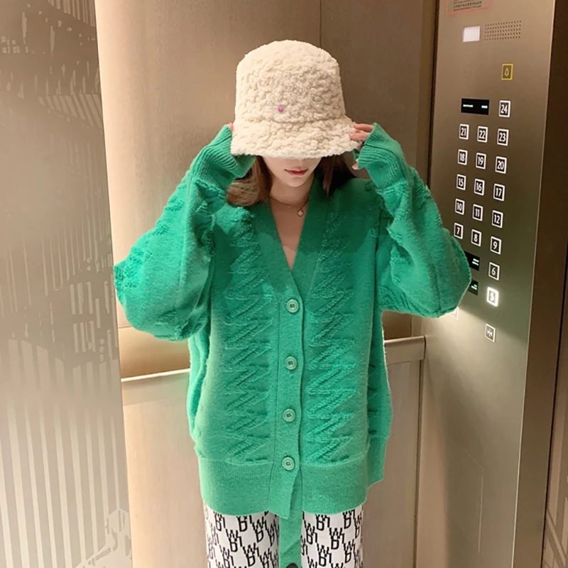 Yumuşak Süt Mavi Jakarlı Kazak Ceket kadın Hırka 2021 Yeni Stil Gevşek ve Tembel Tarzı Örme Ceket Sonbahar ve Kış için 2